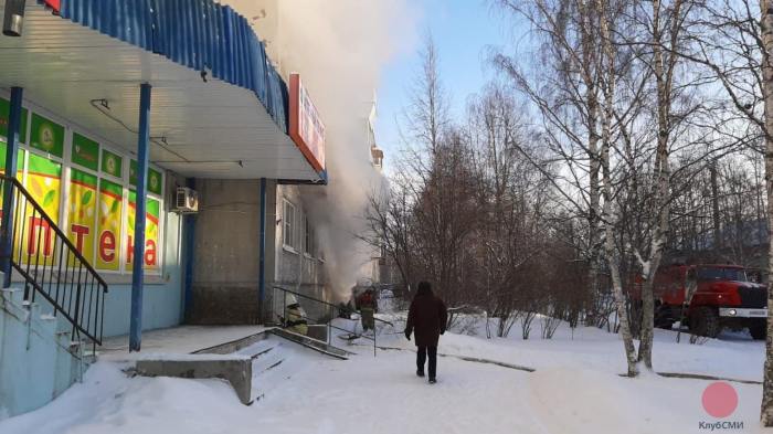 В Северодвинске пожарные ликвидируют возгорание в подвале жилого дома